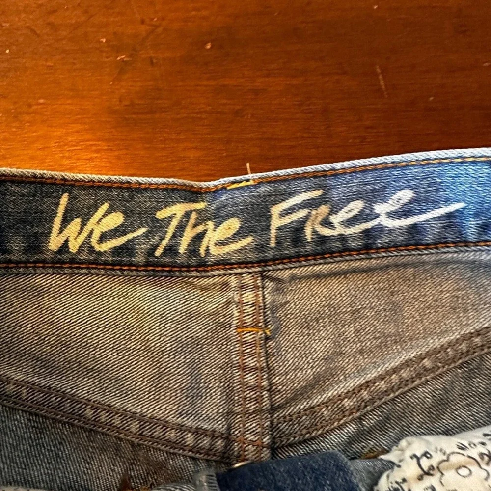 We The Free NWOT‎ Distressed Denim Cutoff Shorts Light Wash Button Fly Raw Hem